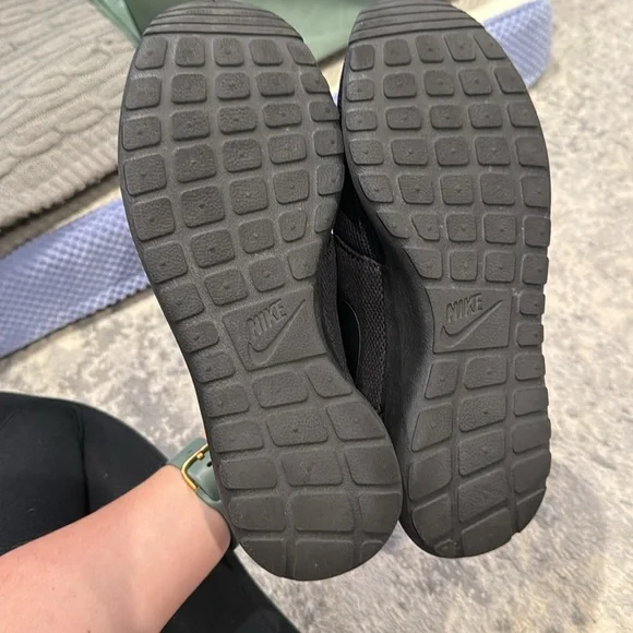 Nike Roche black on black sneakers. Size 7 - Picture 4 of 6